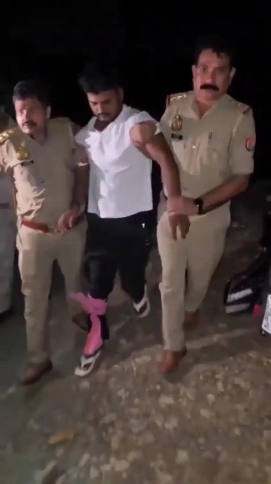 जौनपुर में पुलिस मुठभेड़ पांच बदमाश गिरफ्तार, 8 तमंचे, देसी रिवॉल्वर और दो बाइक बरामद