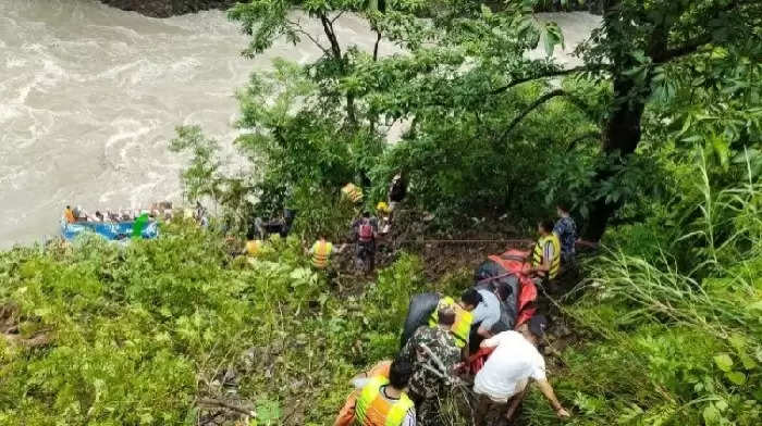 भारतीय पर्यटकों की बस नेपाल की मार्स्यांगडी नदी में गिरी, 14 शव बरामद