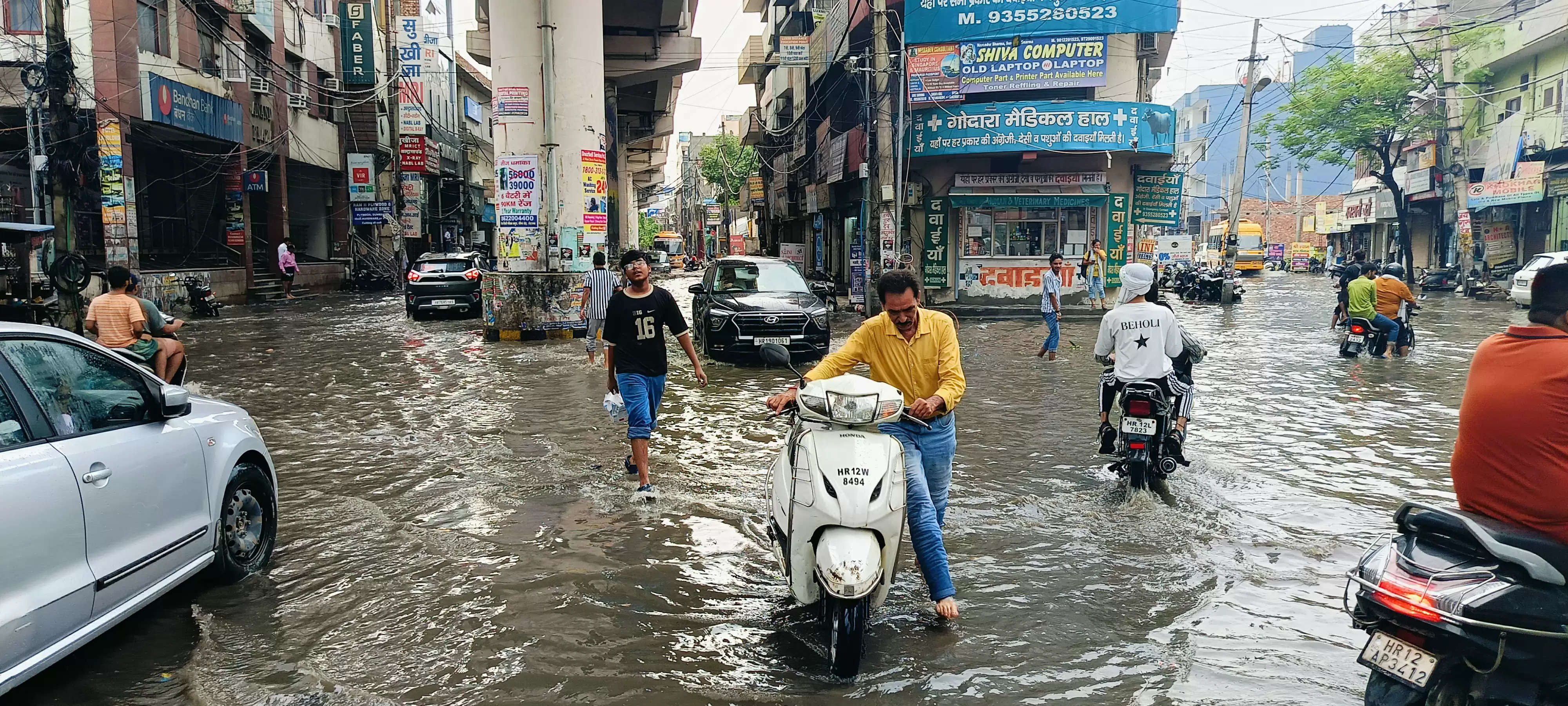 राेहतक: श्रावण माह के शुभारम्भ पर जमकर बरसे मेघा, शहर में कई स्थानो पर हुआ जलभराव