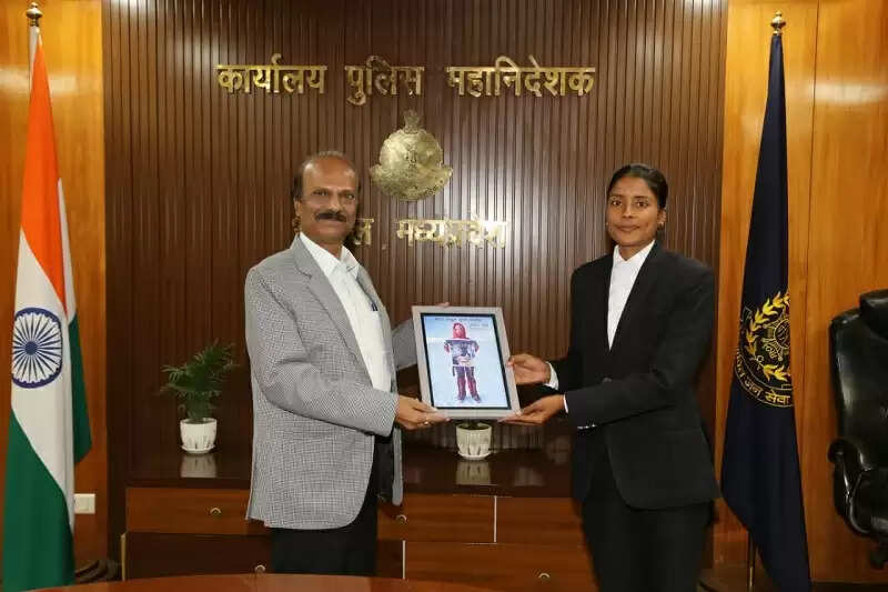 मप्रः डीजीपी मकवाणा से अंतरराष्ट्रीय पर्वतारोही अंजना सिंह ने की सौजन्य भेंट