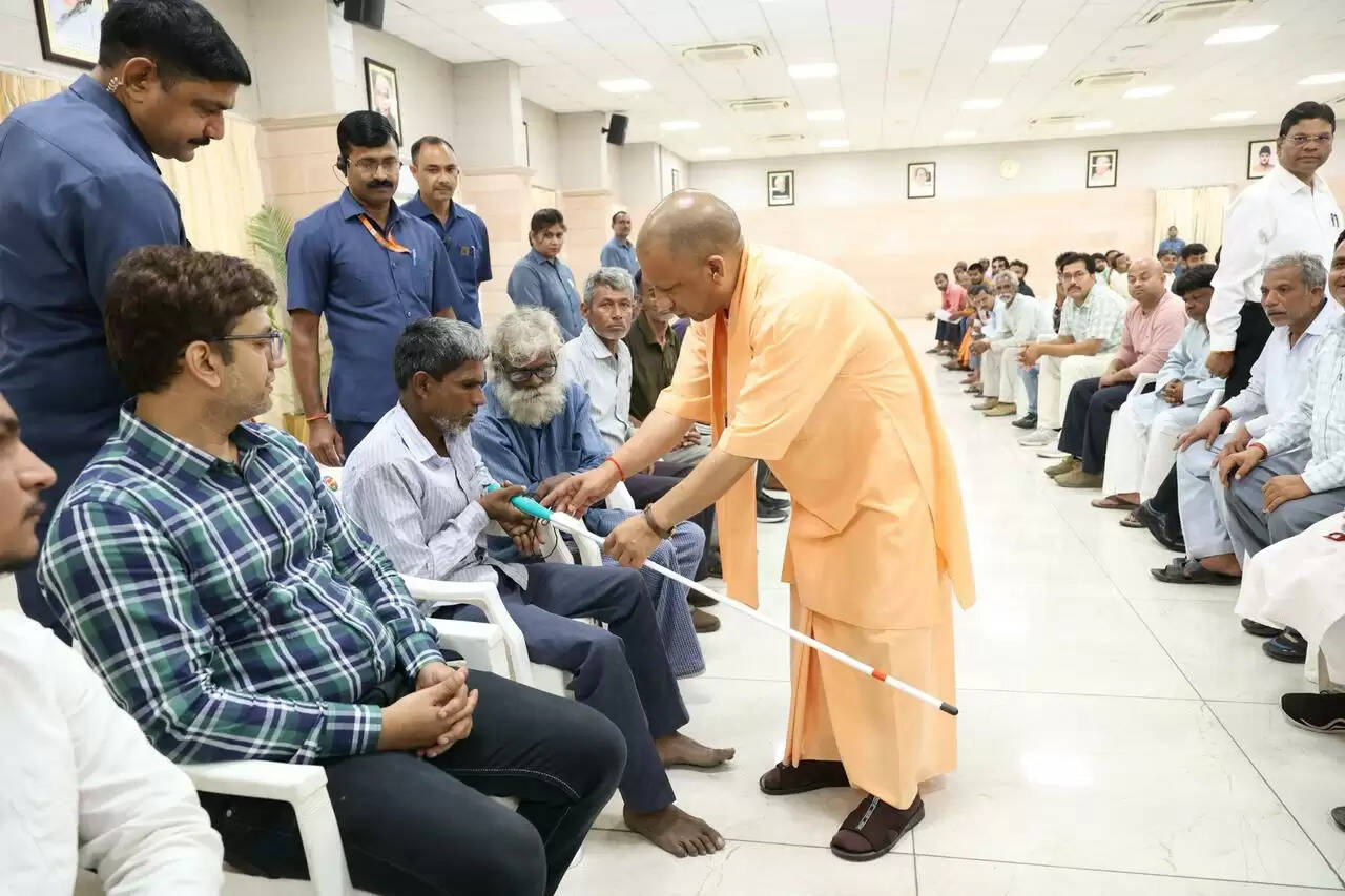 मुख्यमंत्री योगी ने आवास पर सुनी जनता की समस्याएं