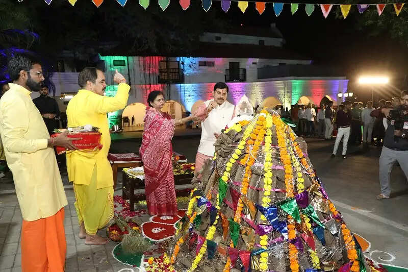 मप्रः मुख्यमंत्री निवास में हुआ गौ-काष्ठ से बनी होलिका का दहन