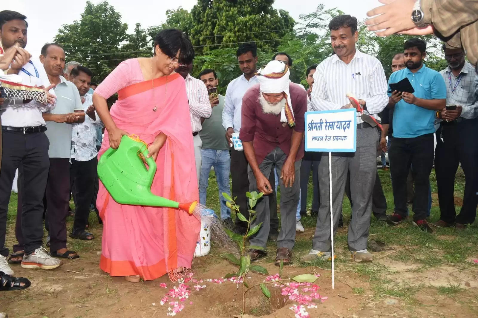 एक पेड़ मां के नाम के तहत डीआरएम ने लगाये पौधे