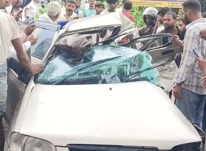 बाराबंकी में डंपर की टक्कर से कार सवार एक ही परिवार के चार लाेगाें की मौत