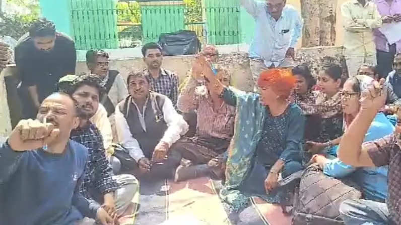 तहसीलदार के खिलाफ धरने पर बैठे लेखपाल, एसडीएम ने काटा था वेतन