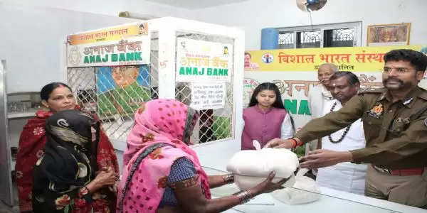 संघ के वरिष्ठ प्रचारक इंद्रेश कुमार के जन्मदिन पर गरीबों में बांटा अनाज