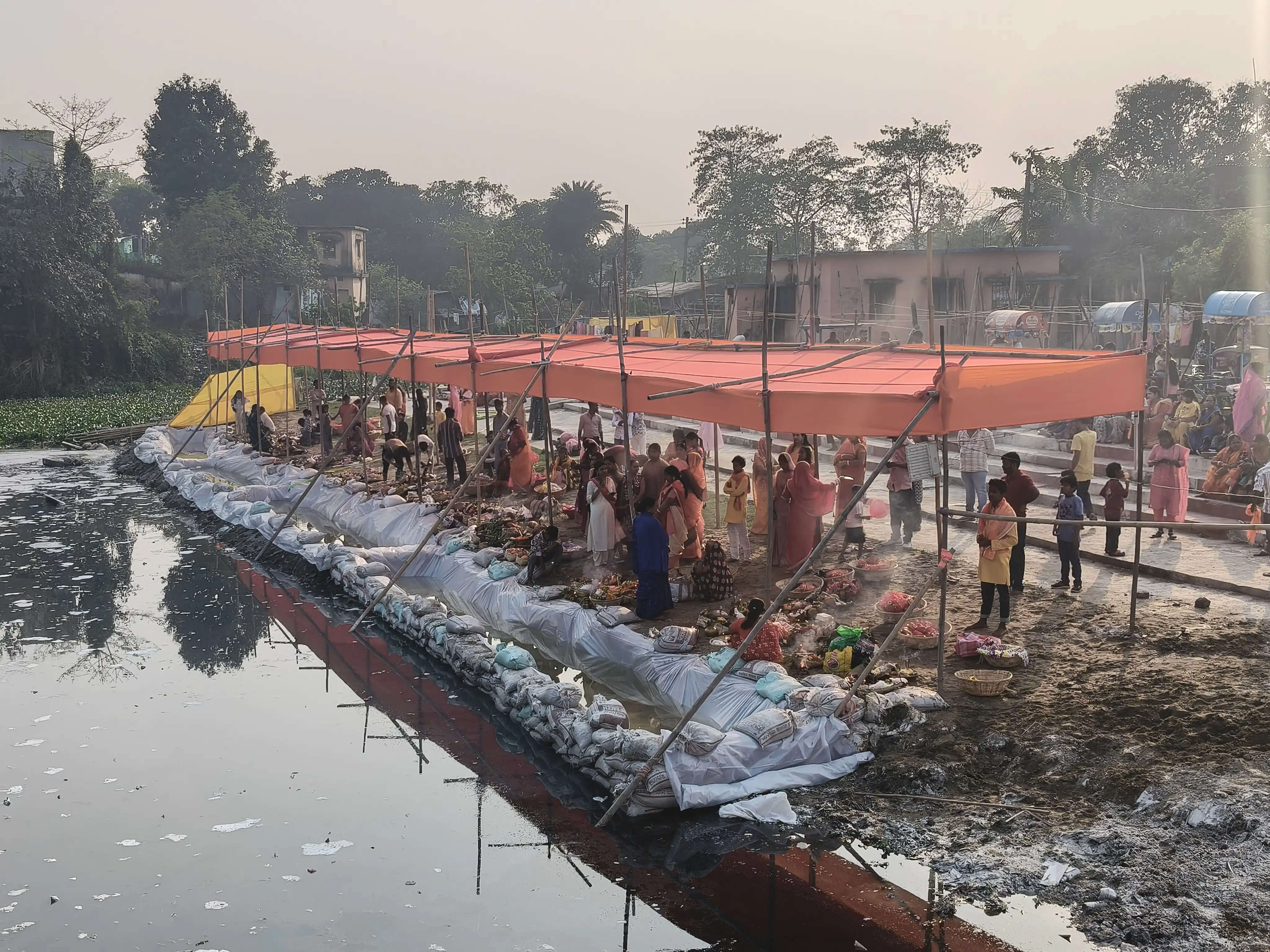 किशनगंज में चैती छठ पर श्रद्धा और आस्था के साथ व्रतियों ने डूबते सूर्य को दिया अर्घ्य