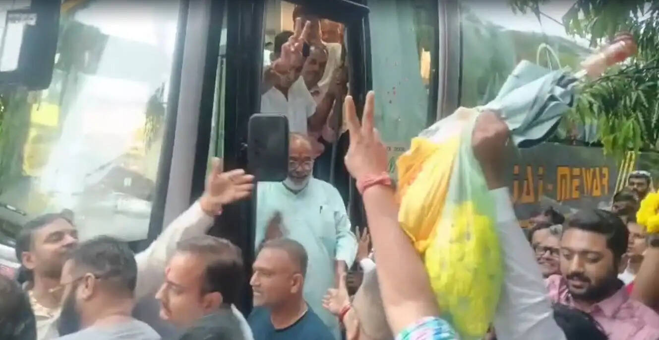 बाड़े से आए, जीत की शपथ ली और फिर बाड़े में लौट गए!