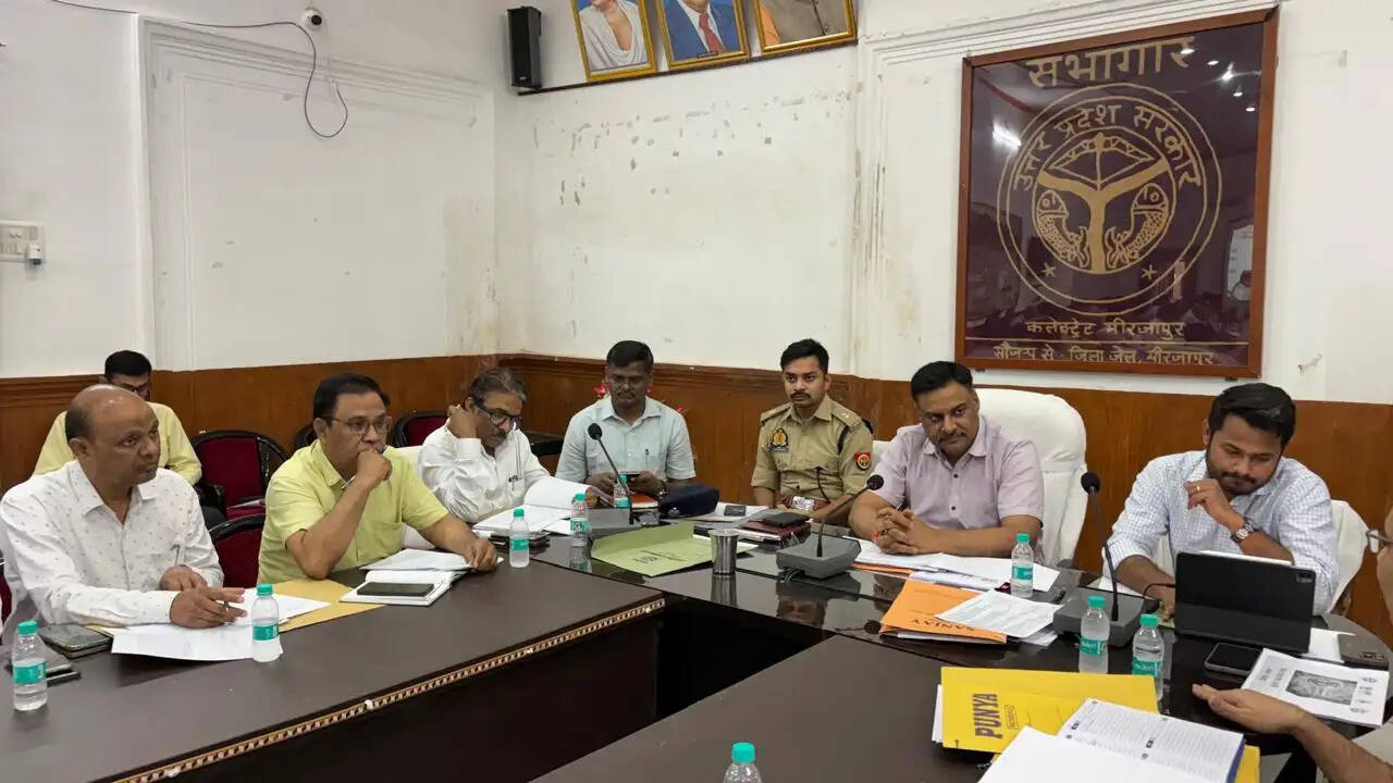 स्वास्थ्य सेवाओं पर जिलाधिकारी की कड़ी नजर, बैठक में हर हाल में लक्ष्य पूरा करने के दिये निर्देश