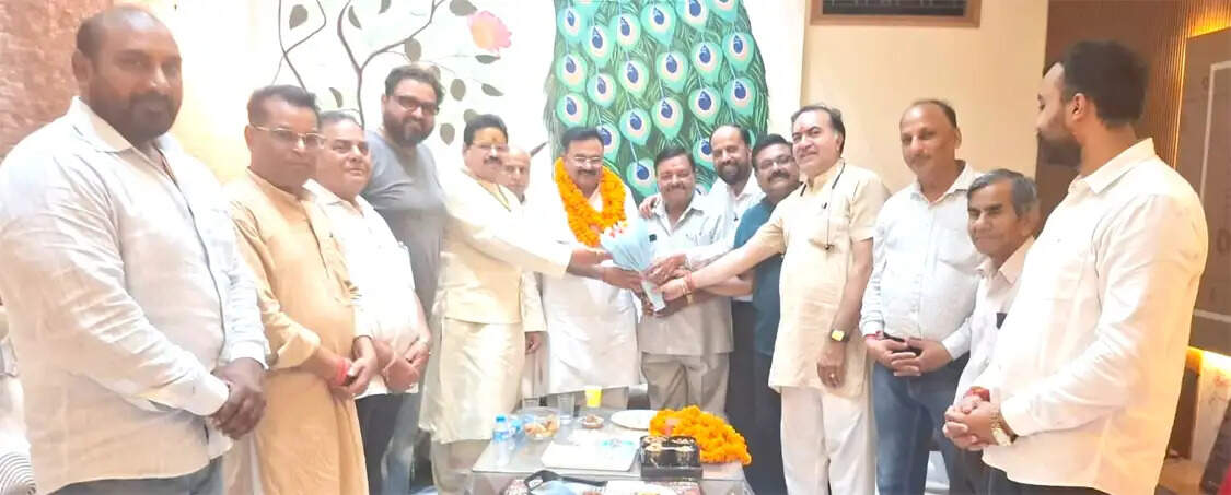 कांग्रेस के राष्ट्रीय प्रवक्ता आलोक शर्मा ने तीर्थ पुरोहितों से की मुलाकात, लिया आशीर्वाद