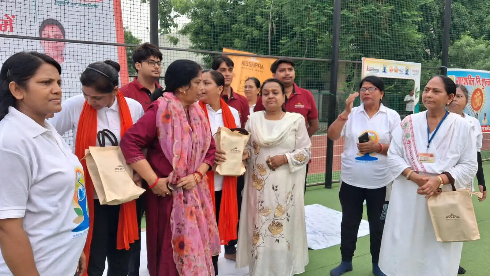 अंतर्राष्ट्रीय योग दिवस के उपलक्ष्य में महिलाओं का विशेष योग कार्यक्रम संपन्न