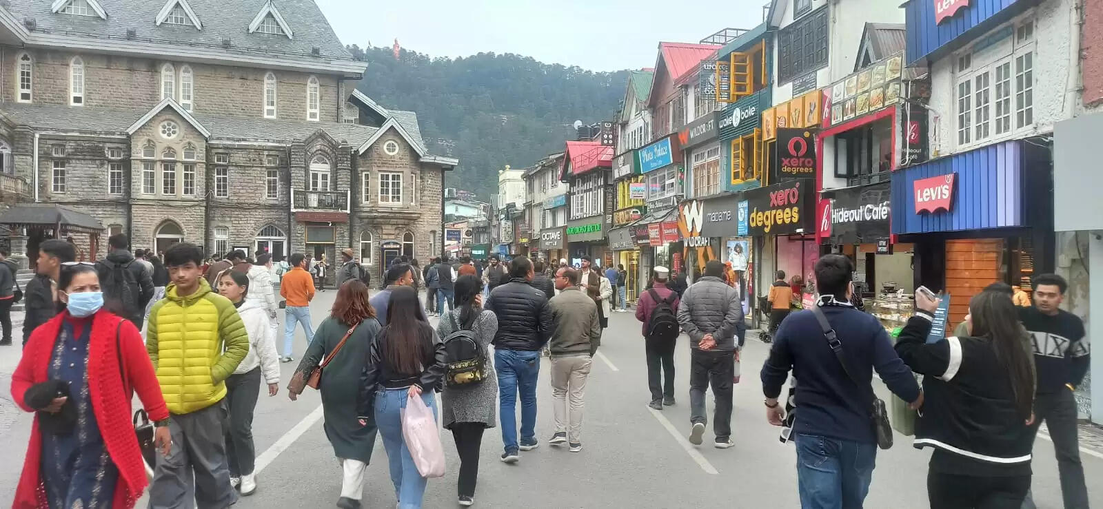 हिमाचल की ऊंची चोटियों पर हिमपात, शिमला-मनाली में बादलों का डेरा