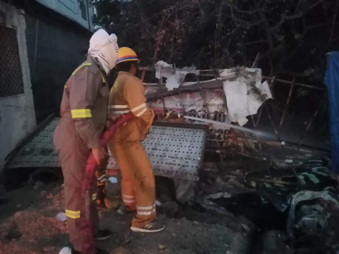 जौनपुर में आग से गुमटियां जलकर राख