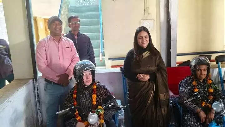 सीहोरः सीईओ ने किया डीडीआरसी का निरीक्षण, दिव्यांगजनों को वितरित की मोटराइज्ड ट्राई साइकिल