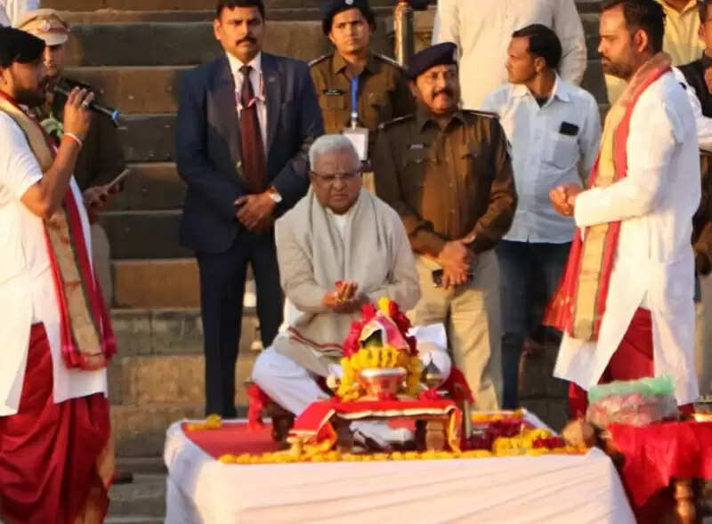 मप्रः राज्यपाल पटेल ने महेश्वर के अहिल्या घाट पर की माँ नर्मदा आरती