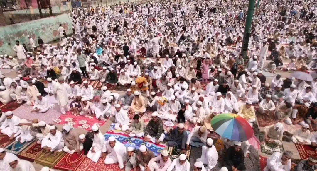 खुदा की बारगाह में हजारों सिर झुके, मुल्क और कौम की तरक्की के लिए मांगी दुआ