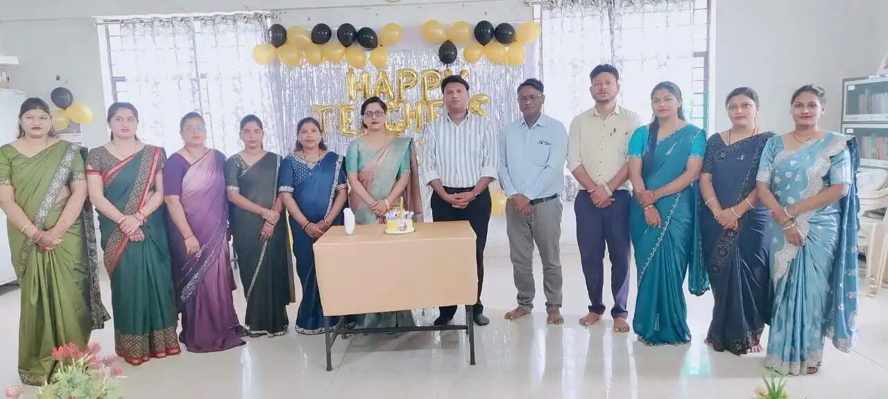 संस्कार और चरित्र निर्माण की नींव है शिक्षक
