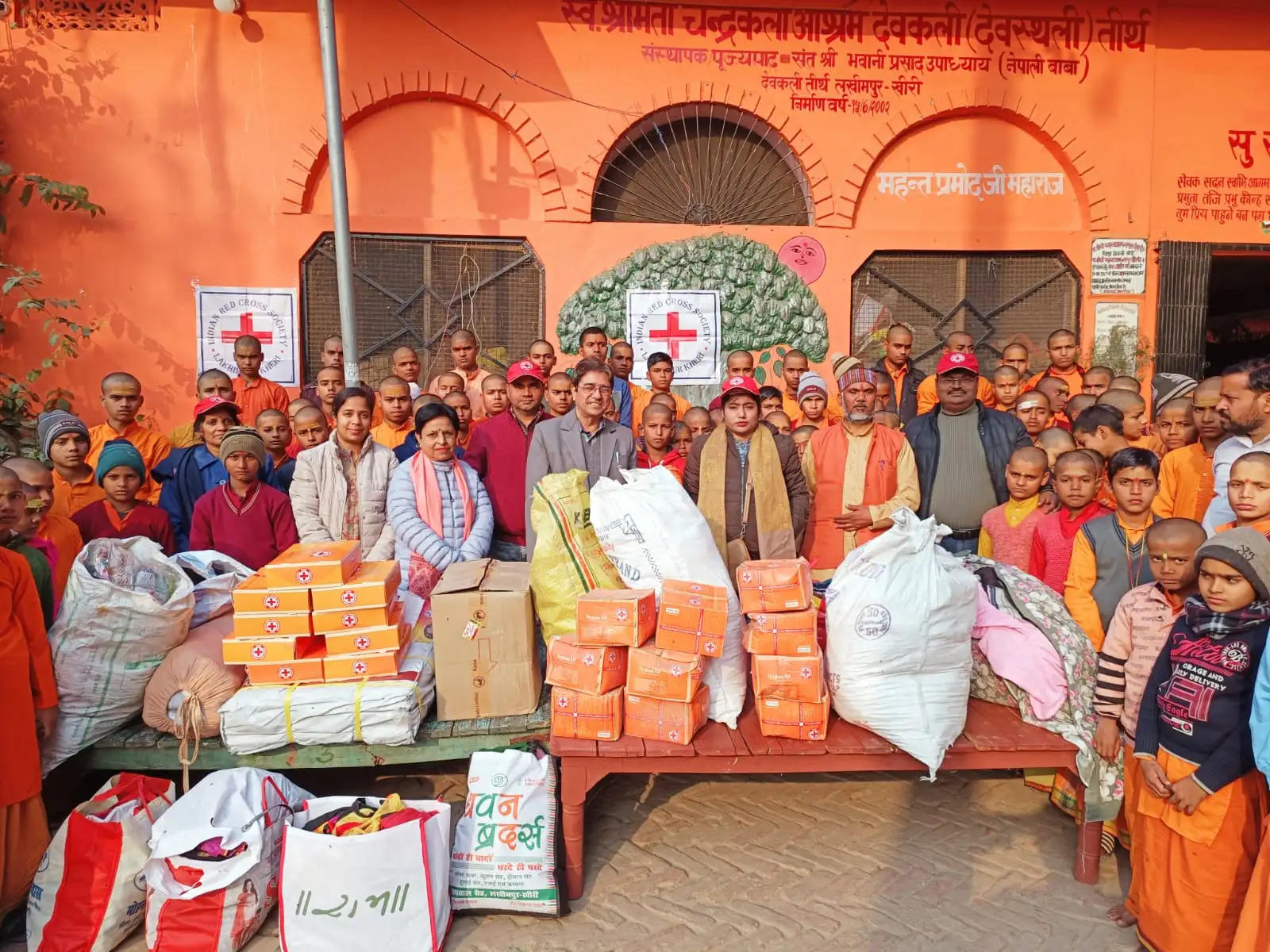 शीत लहर राहत सामग्री पाकर गरीब परिवारों के चेहरे पर दिखी भावुकता भरी खुशी