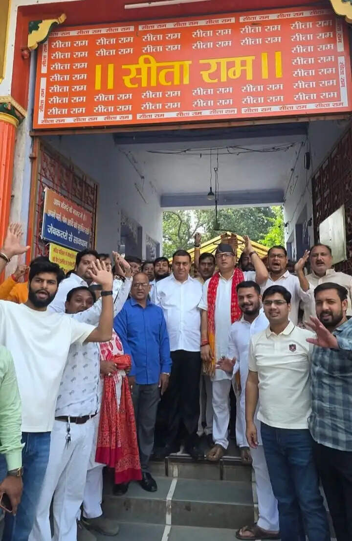 भाजपा के क्षेत्रीय अध्यक्ष अशोक चौरसिया ने जन्मदिन पर किया संकट मोचन हनुमान के दर्शन, कैंट विधायक रहे मौजूद