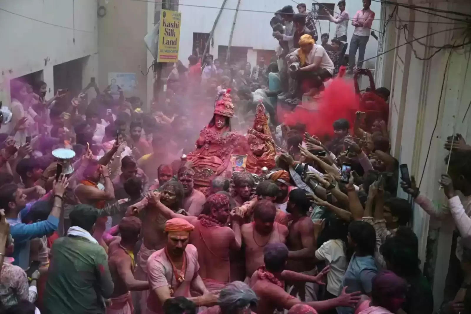 बाबा विश्वनाथ के साथ विदा हुईं गौरा,रजत पालकी में सवार शिव परिवार का आशीर्वाद लेने की होड़