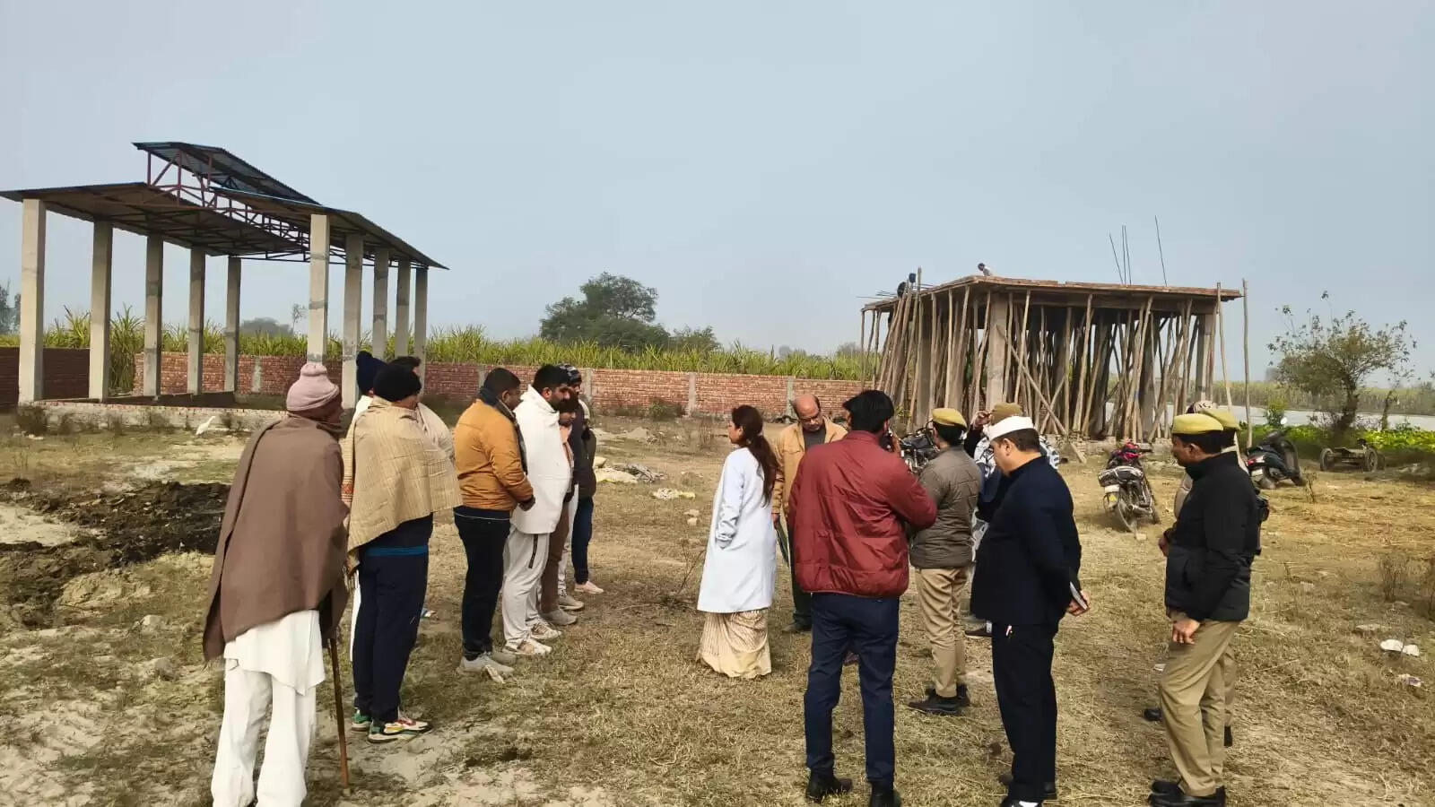 बागपत: सुल्तानपुर हटाना गांव में गंदगी देख डीएम ने लगाई फटकार