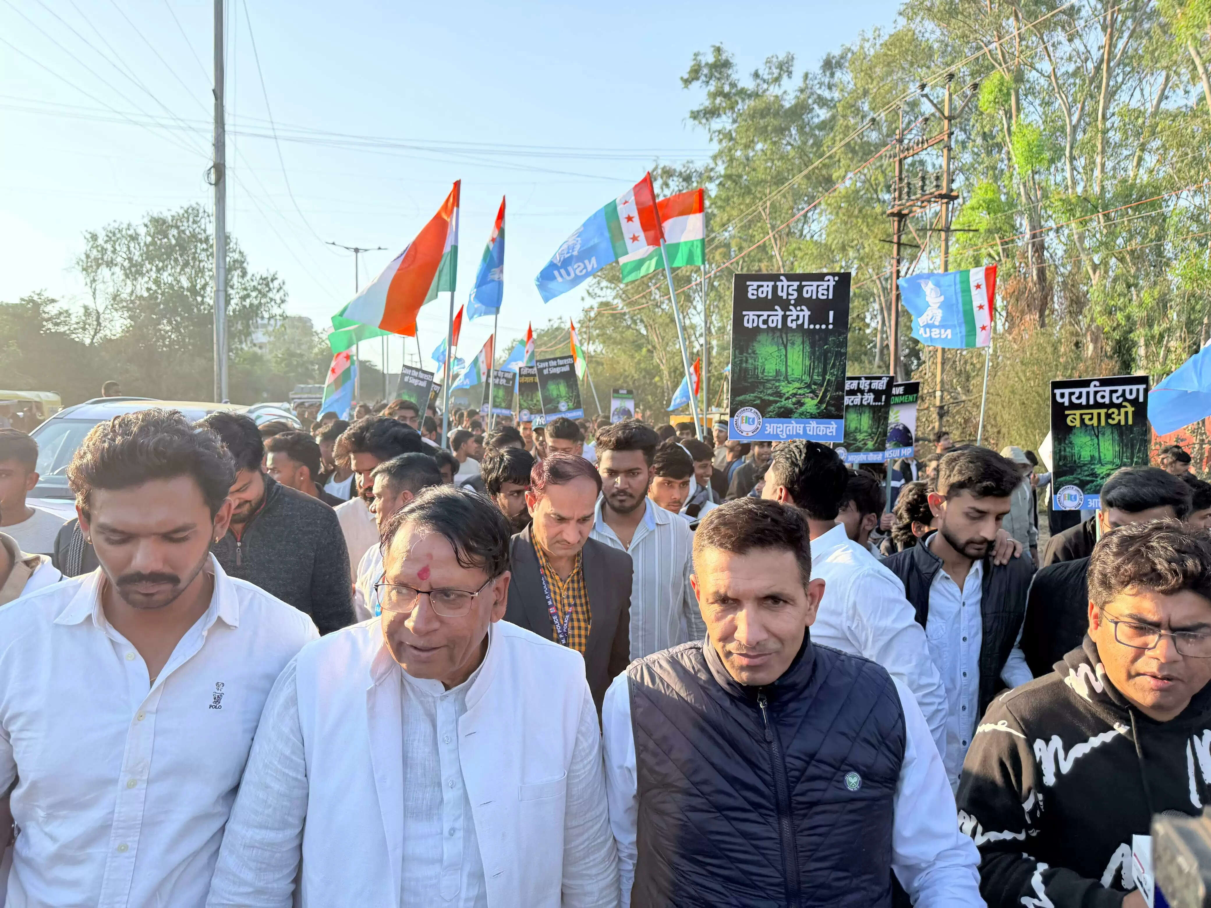 भोपालः पर्यावरण संरक्षण को लेकर एनएसयूआई का पैदल मार्च, जीतू पटवारी के नेतृत्व में सैकड़ों कार्यकर्ता सड़कों पर उतरे
