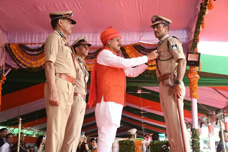 मप्रः मुख्यमंत्री डॉ. यादव ने उत्कृष्ट सेवाओं के लिये पुलिसकर्मियों को किया सम्मानित