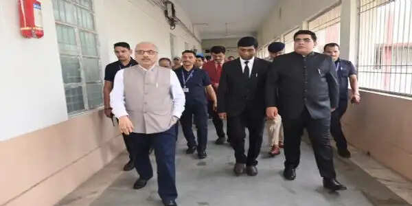 कोरबा जिला न्यायालय पहुंचे मुख्य न्यायमूर्ति रमेश सिन्हा, न्यायालयीन व्यवस्थाओं और निर्माण कार्यों का लिया जायजा