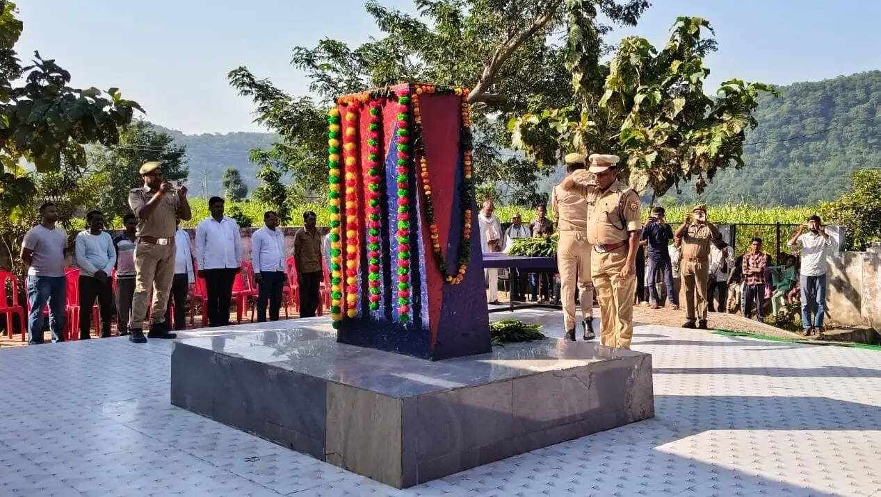 डकैत ठोकिया के हमले में शहीद हुए छह एसटीएफ जवानों को पुलिस स्मृति दिवस पर दी श्रद्धांजलि