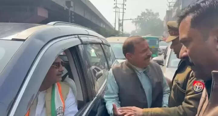 ईडी चार्जशीट खारिज होने के विरोध में भाजपा कार्यालय घेराव को जा रहे कांग्रेस कार्यकर्ता हिरासत में