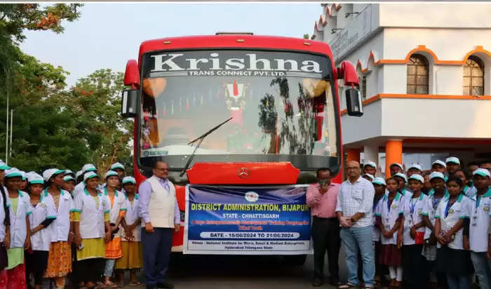 बीजापुर : आदिवासी युवाओं को उद्यमी बनाने कलेक्टर ने प्रशिक्षण के लिए किया रवाना