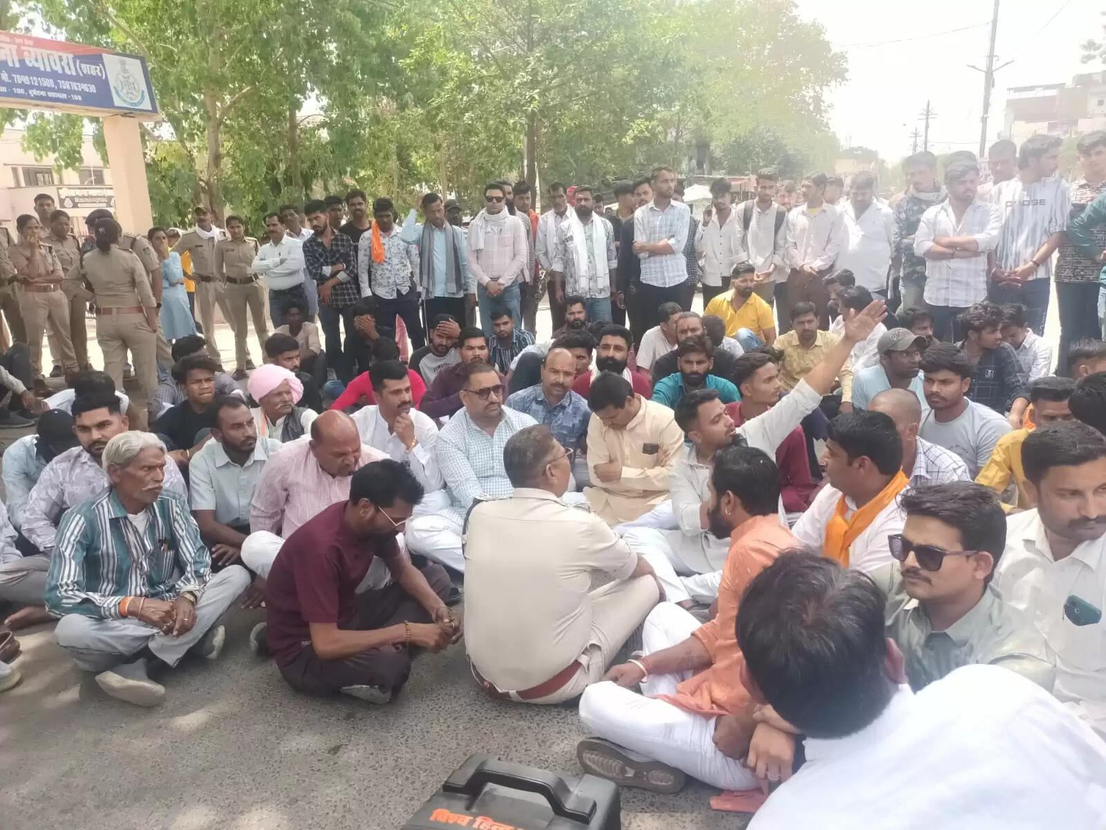 राजगढ़ः दो घटनाओं के बाद तनाव, एफआईआर में देरी पर विहिप-बजरंग दल का धरना