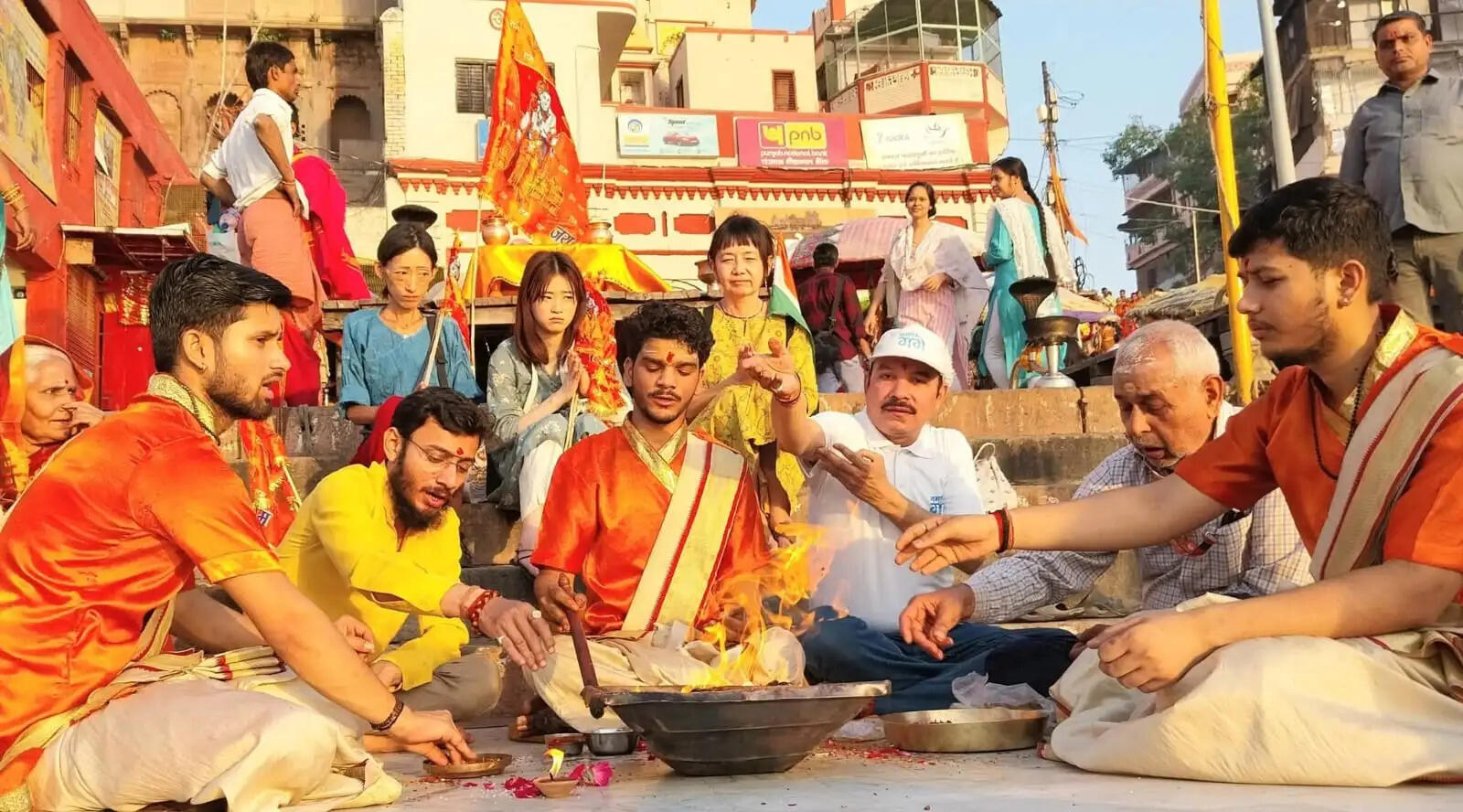 वाराणसी : पर्यावरण संरक्षण के लिए दशाश्वमेध घाट पर हवन, श्रद्धालु भी हुए शामिल