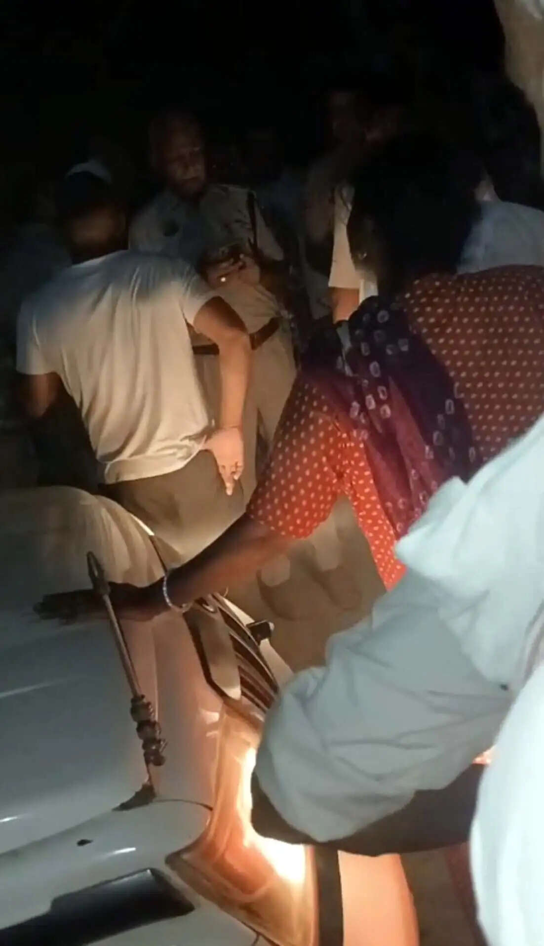 हिसार : युवक को पकड़ने गए पुलिस अधिकारी की वर्दी फाड़ी