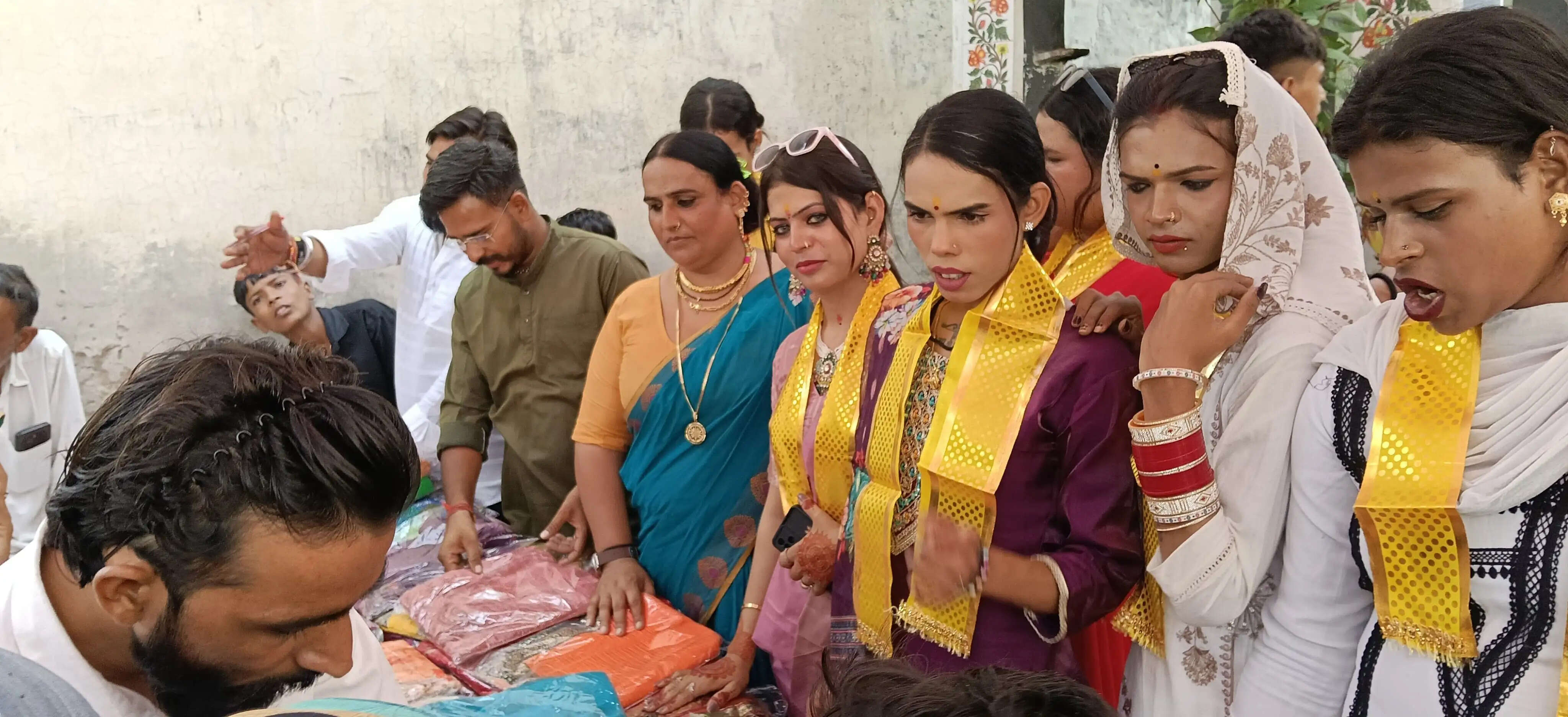 मथुरा : तमन्ना किन्नर की अनूठी पहल, सुहागिनों को भेंट करेंगी 11 हजार साड़ियां