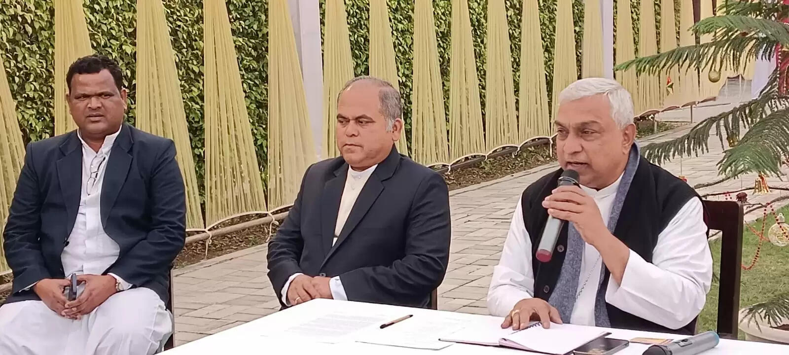 बनारस में घाटों पर स्टार टांग कर हो रही क्रिसमस की तैयारी - बिशप यूजीन जोसेफ