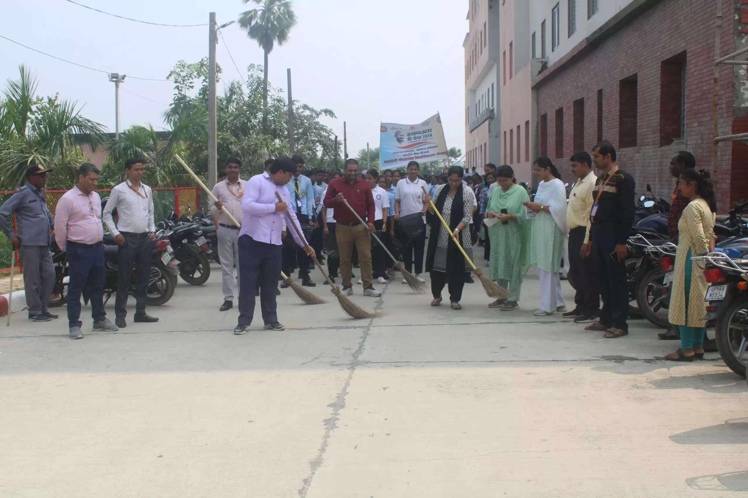 महायोगी गोरखनाथ विवि के छात्रों ने निकाली स्वच्छता स्वैच्छिक श्रमदान रैली*