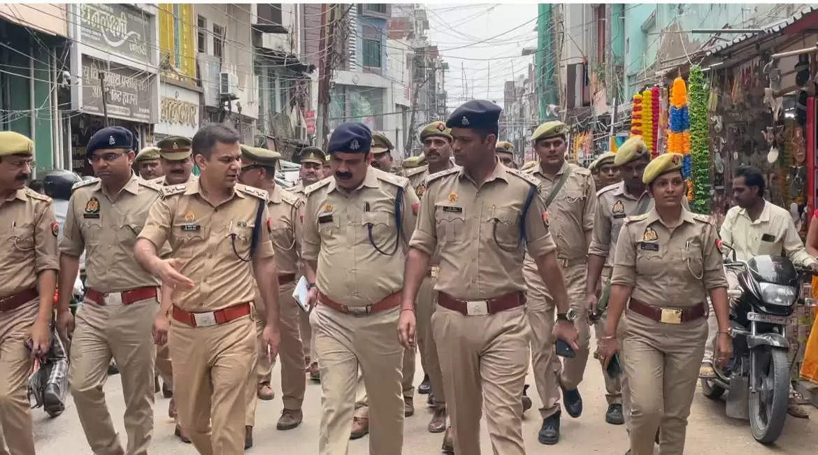 पुलिस अधीक्षक ने भारी फोर्स के साथ शहर में किया फ्लैग मार्च