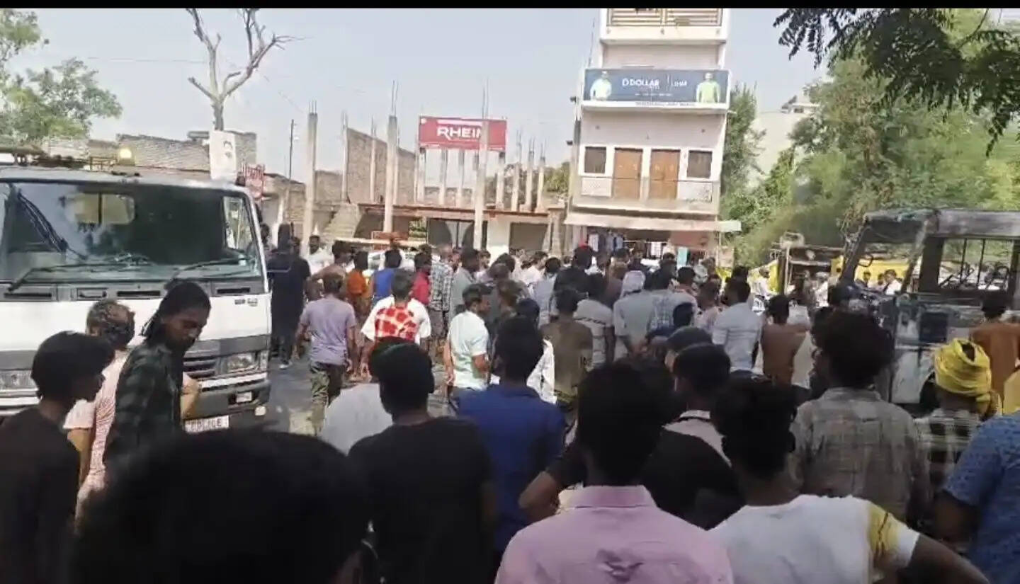 रोडवेज की चलती बस बीच चौराहे पर बनी आग का गोला