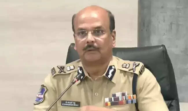 शीर्ष माओवादी पुल्लुरी सहित दो नेताओं ने डीजीपी के सामने किया आत्मसमर्पण