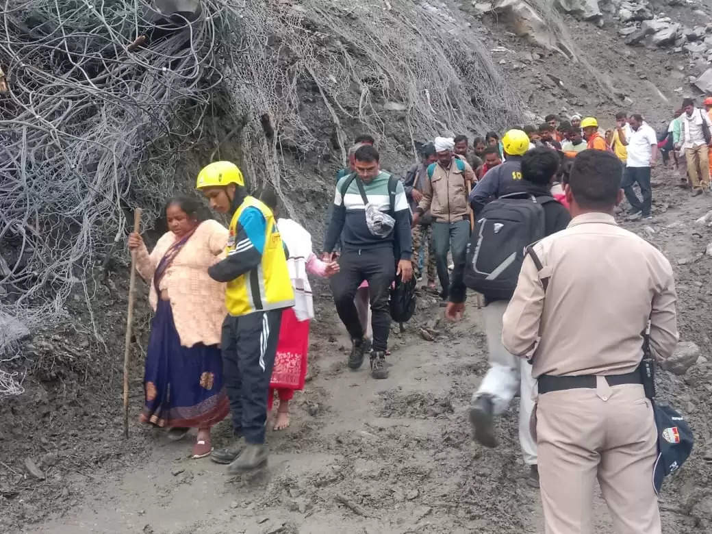 केदारनाथ धाम मार्ग फिर अवरुद्ध, स्लाइडिंग जोन में फंसे 1000 तीर्थयात्रियों को एसडीआरएफ ने निकाला