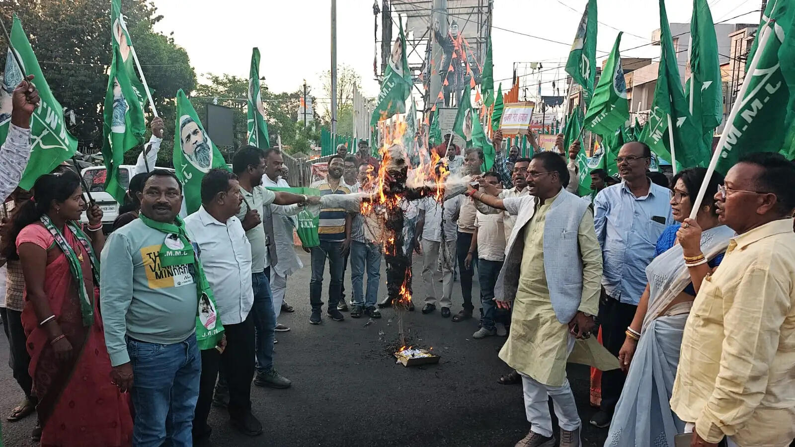 भाजपा के खिलाफ झामुमो ने निकाला आक्रोश मार्च, फूंका पुतला