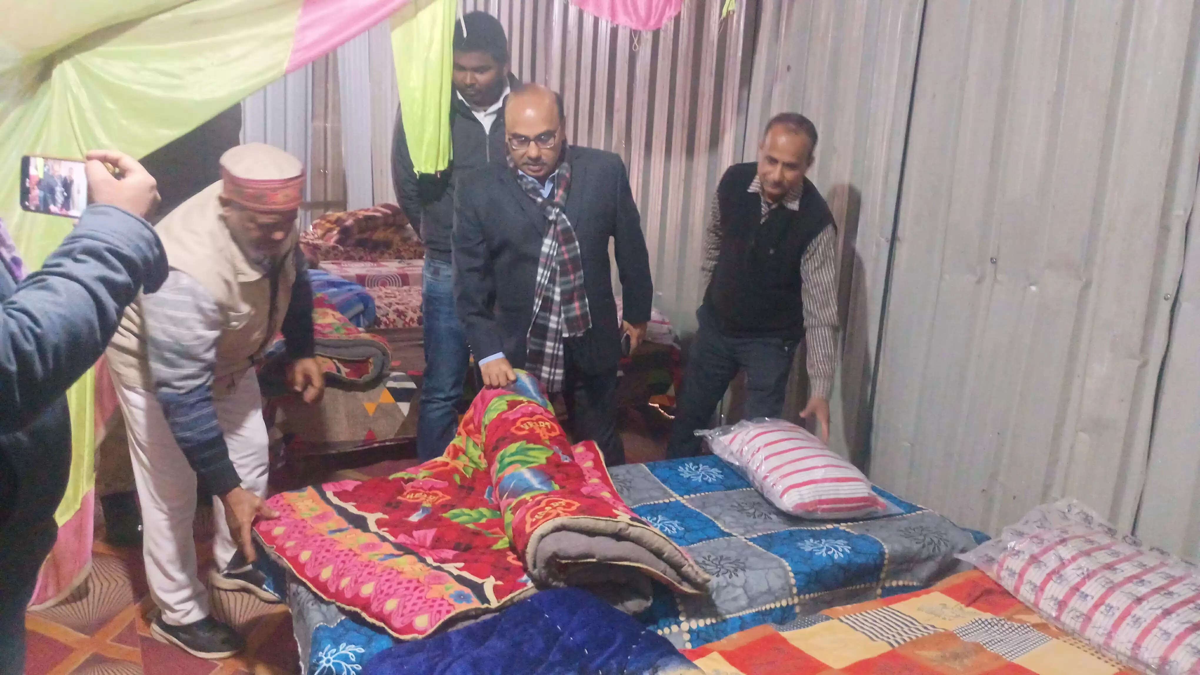 ठंड से राहत के लिए जौनपुर में रैन बसेरे व अलाव की व्यवस्था तेज, एडीएम ने किया औचक निरीक्षण