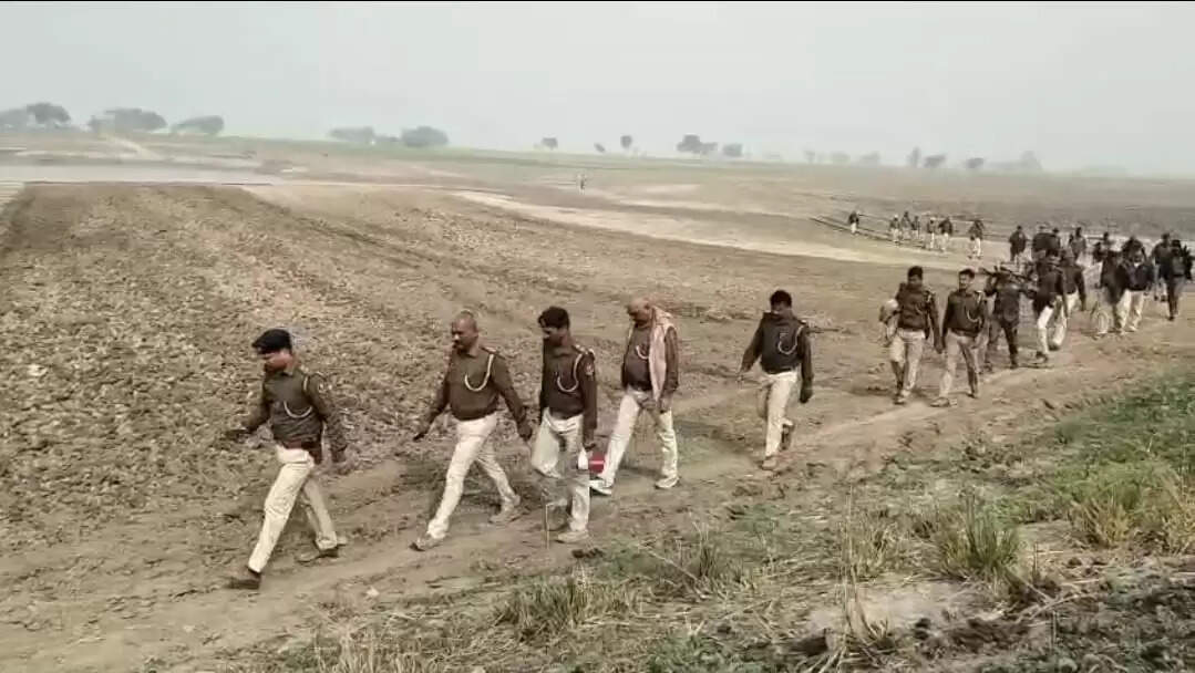 कुरसेला में फ्लैग मार्च और जनता दरबार, पुलिस ने दिलाया सुरक्षा का भरोसा