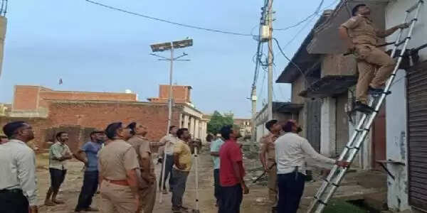 बवनभूलपुरा के 25 घरों में पकड़ी गई बिजली चोरी