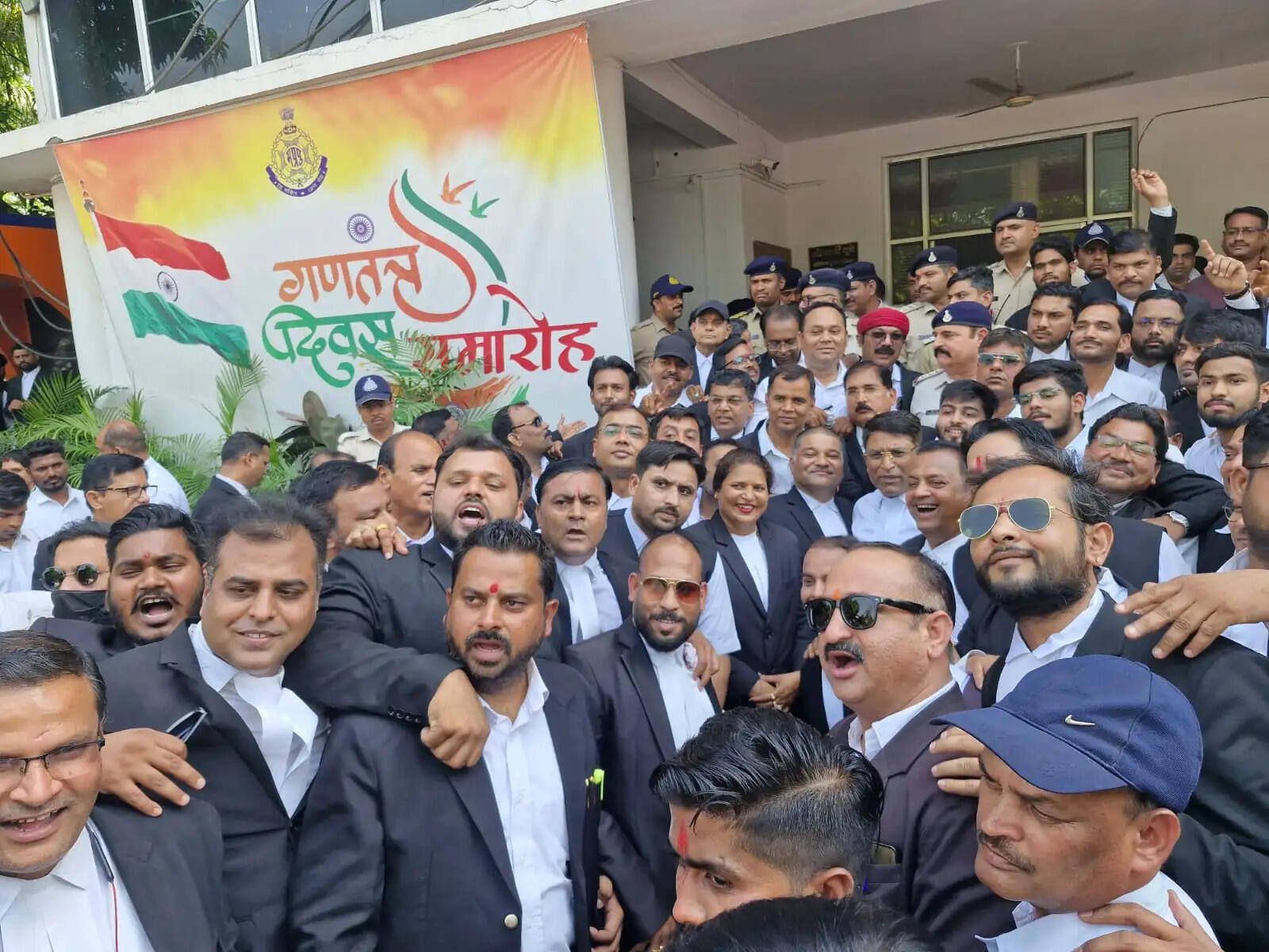 जबलपुर : पुलिस कर्मियों से विवाद के चलते सैकड़ों अधिवक्ताओं ने किया एसपी ऑफिस का घेराव