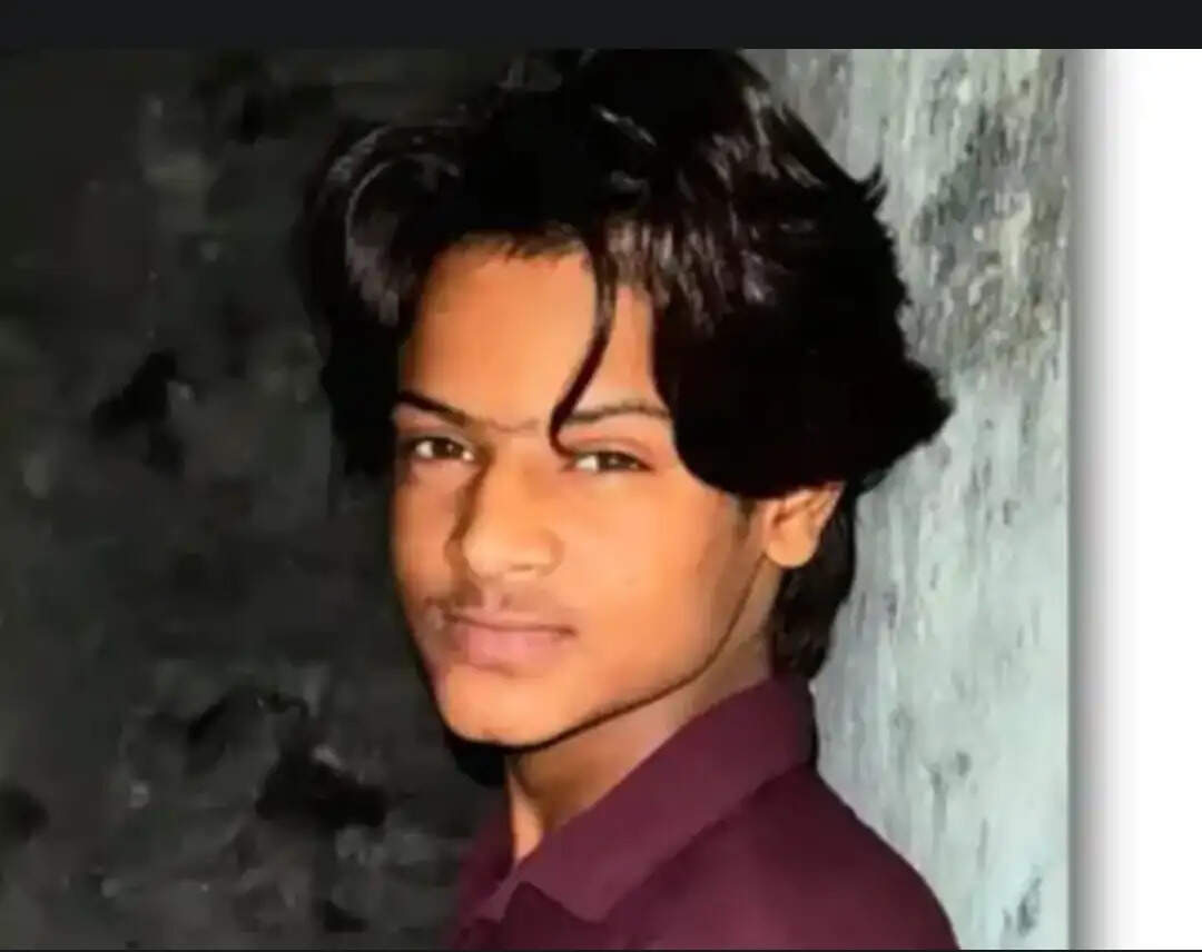 पेड़ से फंदे के सहारे लटका मिला नाबालिग युवक का शव