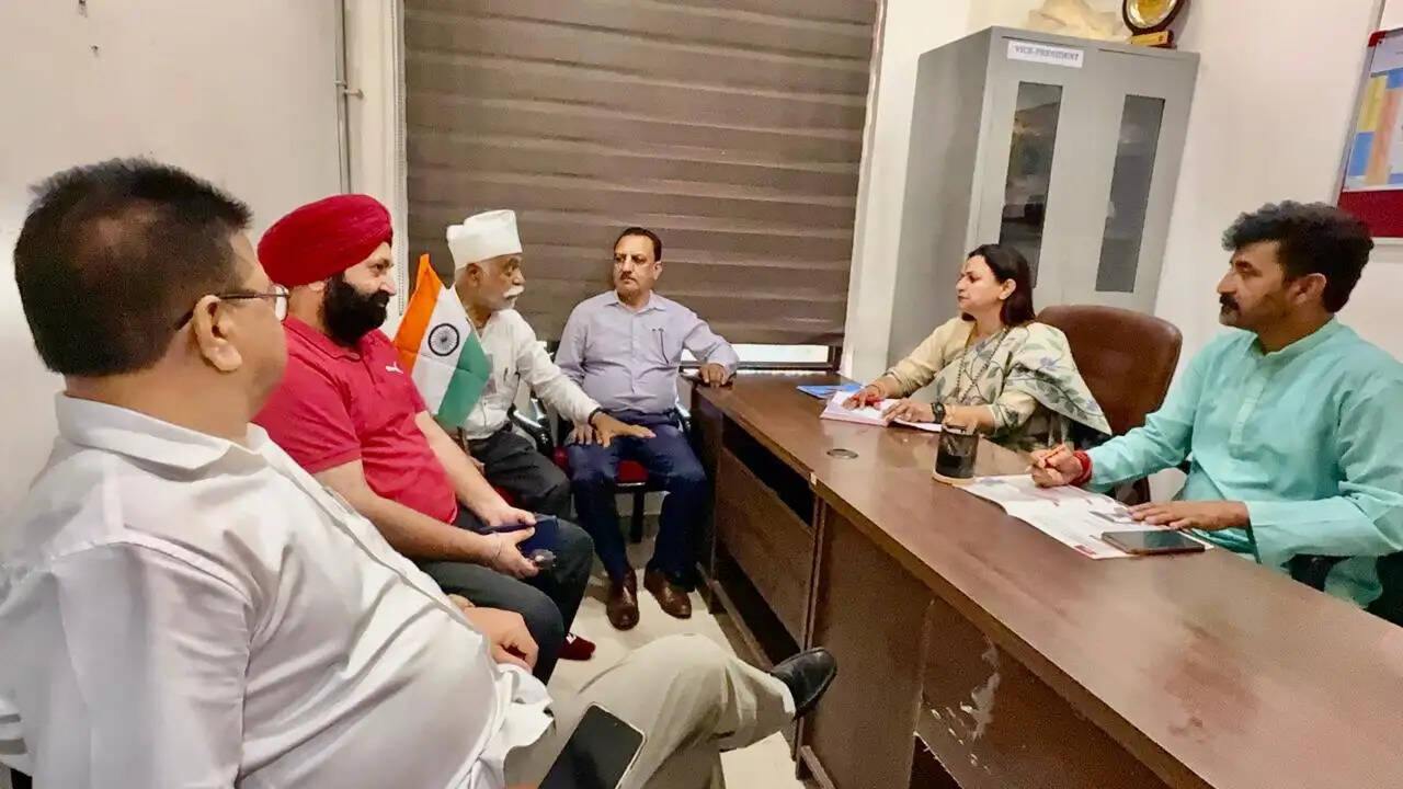 भाजपा नेताओं ने पार्टी मुख्यालय में सुनीं लोगों की समस्याएं, जनता की शिकायतों के समाधान का दिया आश्वासन, साप्ताहिक रोस्टर व्यवस्था लागू