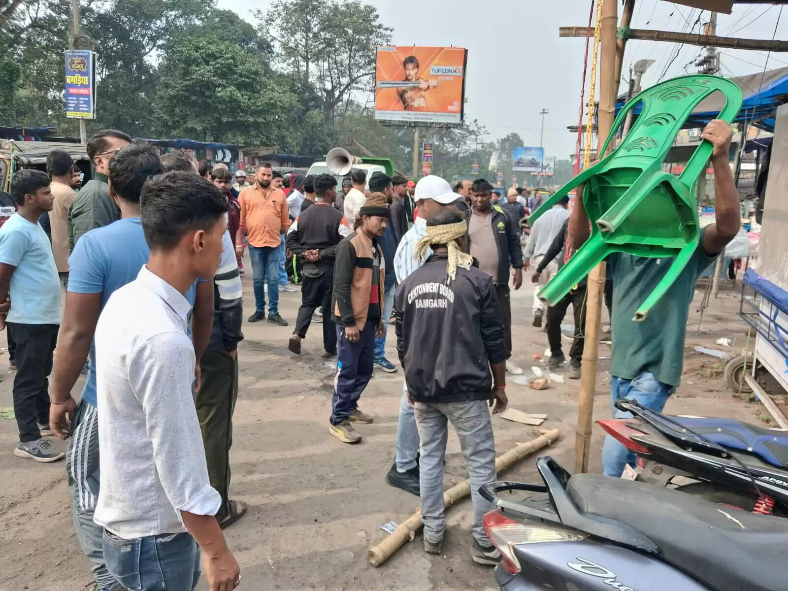 रामगढ़ में सड़कों से हटाया गया अतिक्रमण, जब्त हुआ सामान