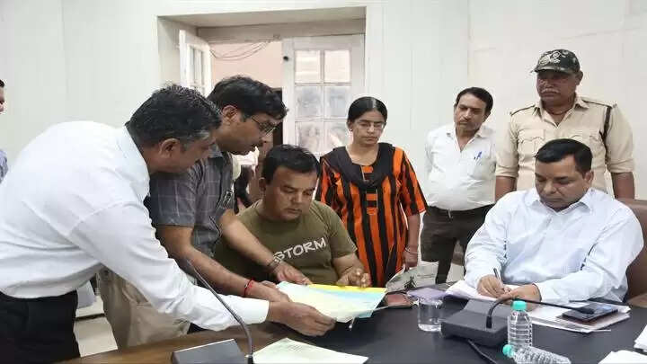 भोपालः अधिकारियों ने सुनी नागरिकों की समस्याएं, 10वीं की छात्रा को मौके पर ही दिलाई गई टीसी